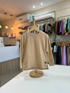 BLUSA EM TRICOT LEVE ALONGADO