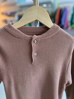 BLUSÃO TRICÔ C/ BOTÃO CARAMELO - comprar online