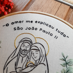 Porta-alianças bordado - Sagrada Família com nomes, data e frase personalizados (20cm) - loja online