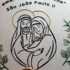 Imagem do Porta-alianças bordado - Sagrada Família com nomes, data e frase personalizados (20cm)