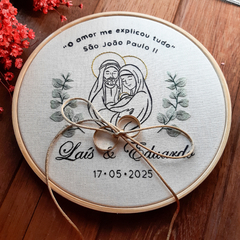 Porta-alianças bordado - Sagrada Família com nomes, data e frase personalizados (20cm)