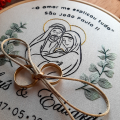 Porta-alianças bordado - Sagrada Família com nomes, data e frase personalizados (20cm) - comprar online