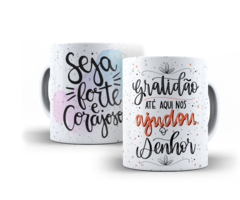 Caneca Seja forte e corajoso- Gratidão Porque ate aqui nos ajudou o Senhor
