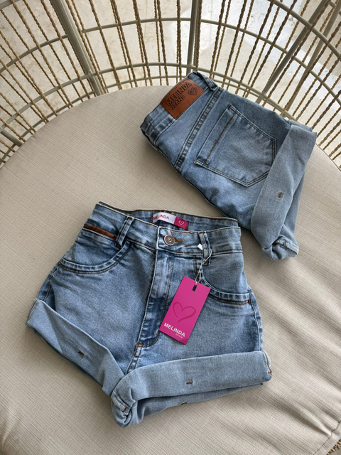 Short jeans claro detalhe em couro - comprar online
