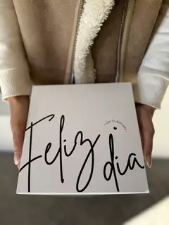 Caja "Feliz dia "-20x20x9,8 - comprar online