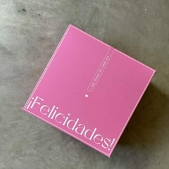 Caja ¨FELICIDADES” (20x20x9.8 cm )