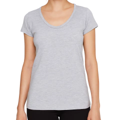 Remera de spun gris claro para mujer con corte clásico y cuello bote