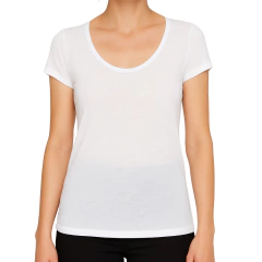 Remera de spun blanca para mujer con corte clásico y cuello bote