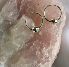 Argollita con bola hexagonal