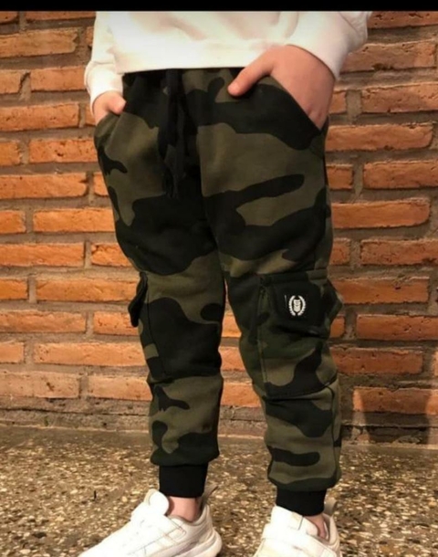 Jogging camuflado de frisa