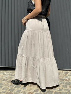 OUTFIT MUSCULOSA IRALA Y POLLERA BURDEOS