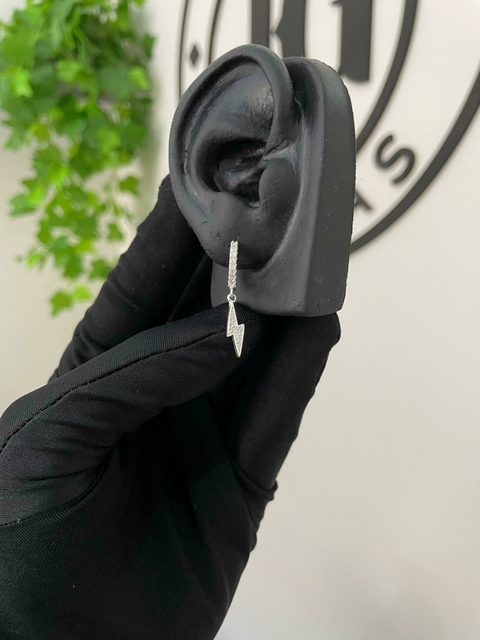 BRINCO ARGOLA CRAVEJADA COM RAIO PENDURADO