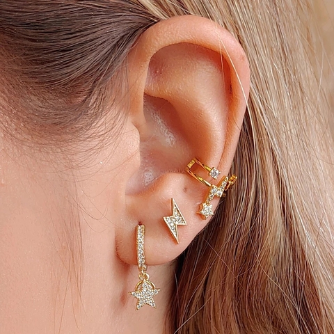 NAMORADA CLÁSSICA- BRINCO DE ARGOLINHA CRAVEJADO COM ESTRELA