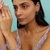 COLAR DE GOTA AZUL PARAÍBA COM CRISTAIS BANHADO A OURO HANNA na internet