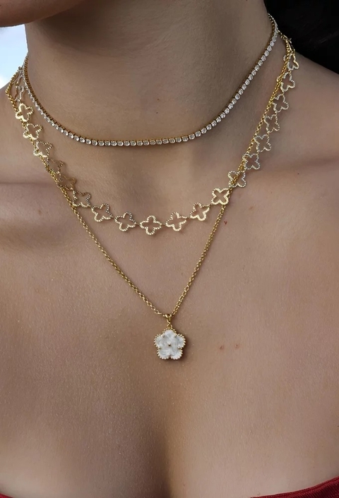 MIX COM COLAR DE TREVOS E PÉROLAS l AMARE