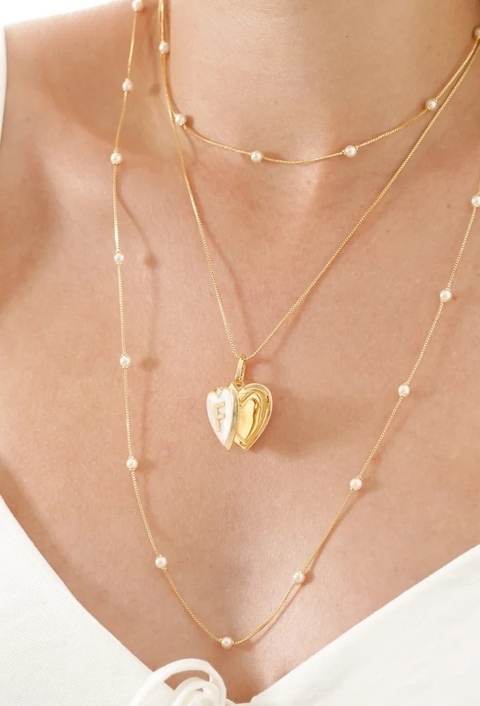 MIX DE COLARES DE PÉROLAS COM RELICÁRIO NO OURO l AFETO