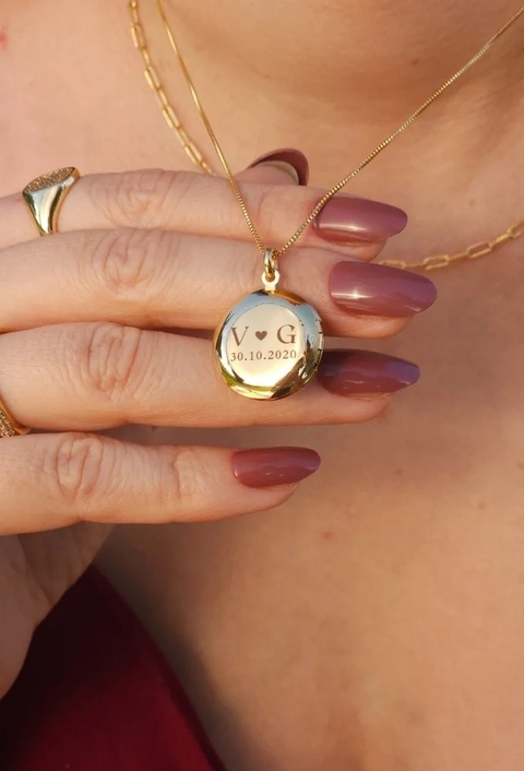 COLAR RELICÁRIO PERSONALIZADO COM INICIAIS E DATA PP095-O