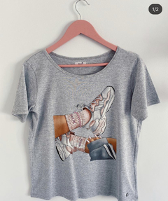 Remera sneakers gris - comprar online