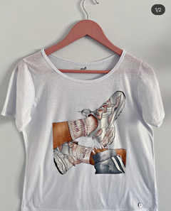 Remera sneakers blanca.