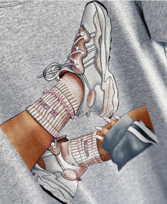 Remera sneakers gris
