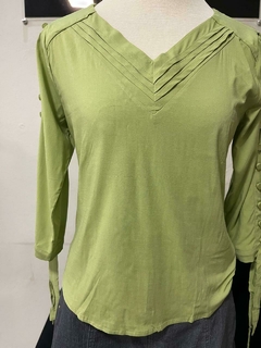 Blusa viscose gola V com tomas - 1140523 na internet