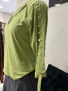Blusa viscose gola V com tomas - 1140523 - loja online