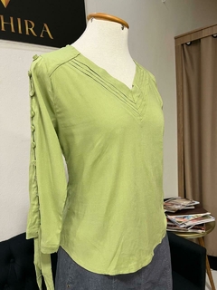 Blusa viscose gola V com tomas - 1140523