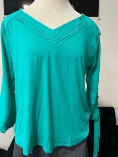 Blusa viscose gola V com tomas - 1140523 - Saphira Moda Evangélica