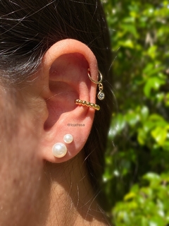 Piercing fake com ponto de luz pendente na internet
