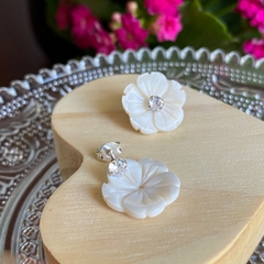 Brinco Flor em Madrepérola e Prata 925 - Loja Fresa