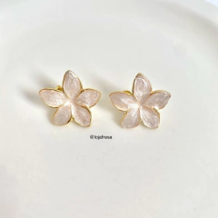 Brinco Esmaltado Flor Amarílis na internet