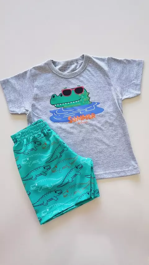 Conjunto Camiseta Meia Malha e Bermuda em Tactel Estampa Jacaré