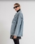 Campera denim larga con tachas y roturas azul en internet