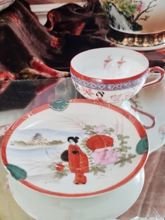 Duo de cafe japones con geisha en el fondo en internet