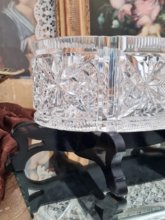 Jardinera de cristal tallado con base de madera - Lo que el tiempo nos dejó