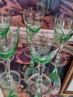 Copas verdes de cristal grabadas en internet