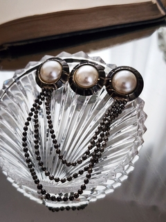 Prendedor con cadenas y perlas