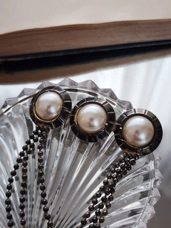 Prendedor con cadenas y perlas - comprar online