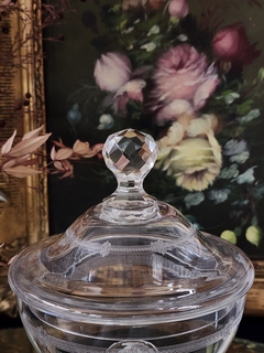 Bombonera con pie de cristal grabado al ácido - comprar online