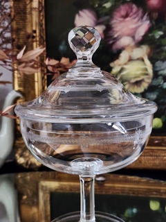 Bombonera con pie de cristal grabado al ácido en internet