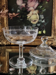 Bombonera con pie de cristal grabado al ácido - Lo que el tiempo nos dejó