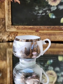 Taza de café japonesa con geisha en el fondo