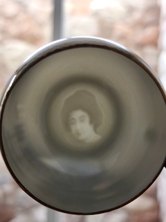 Taza de café japonesa con geisha en el fondo en internet