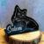 Placa personalizada com a imagem de um gato preto chamado Salem, decorando uma base de madeira.