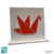 Logotipo acrílico em vermelho com base branca, ideal para empresas.