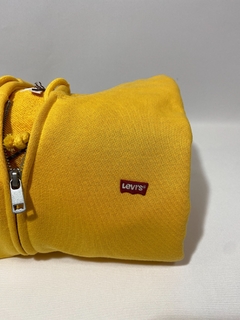 Campera Levis Amarilla en internet
