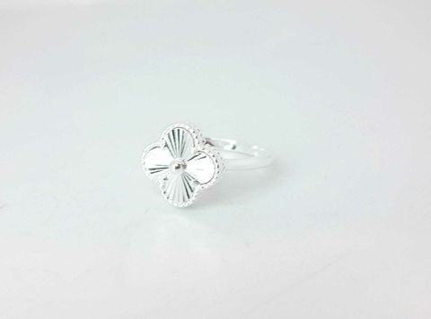 Anillo flor facetado