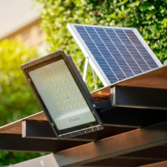PROYECTOR LED CON PANEL SOLAR 60W LUZ FRIA ETHEOS - comprar online