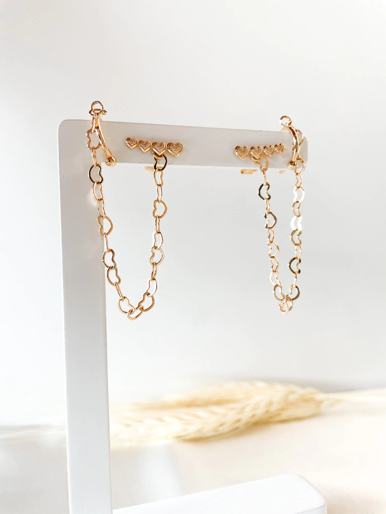 Brinco Ear Line Corações com Piercing Fake