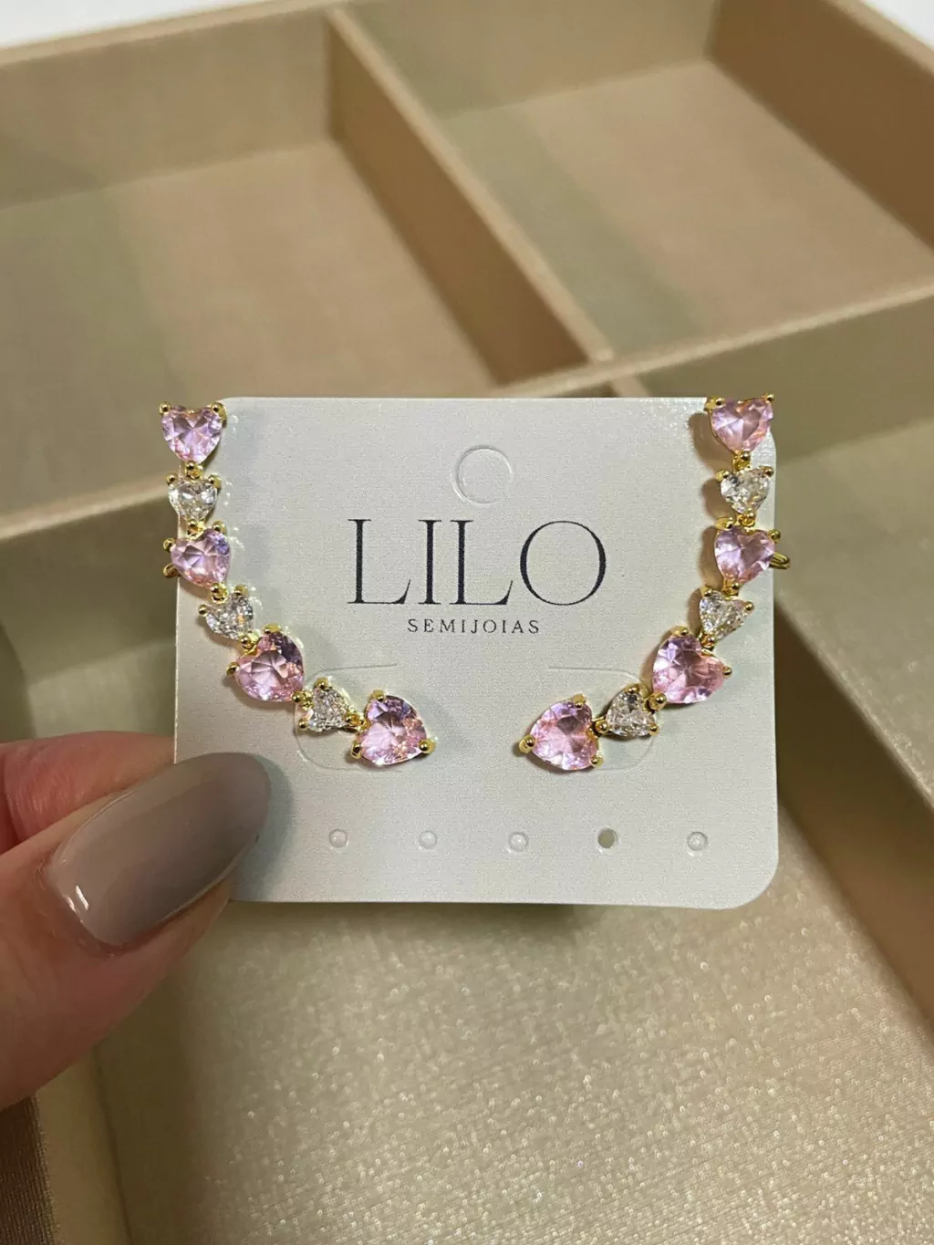 Brinco Ear Cuff Corações Pedras Rosa e Cristal